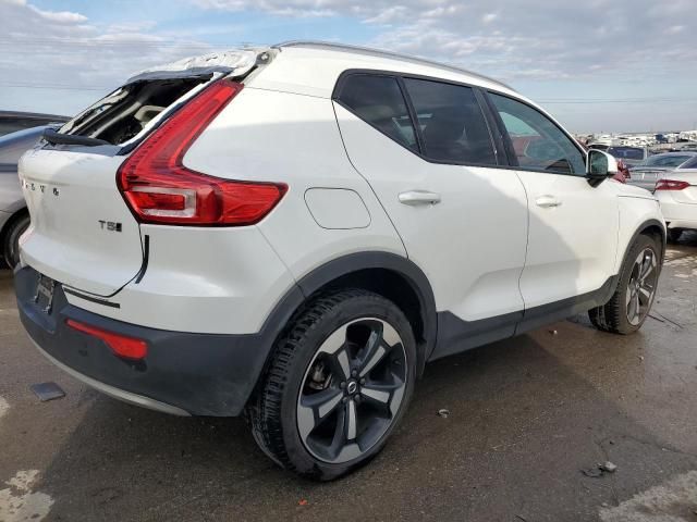 2022 Volvo XC40 T5 Momentum