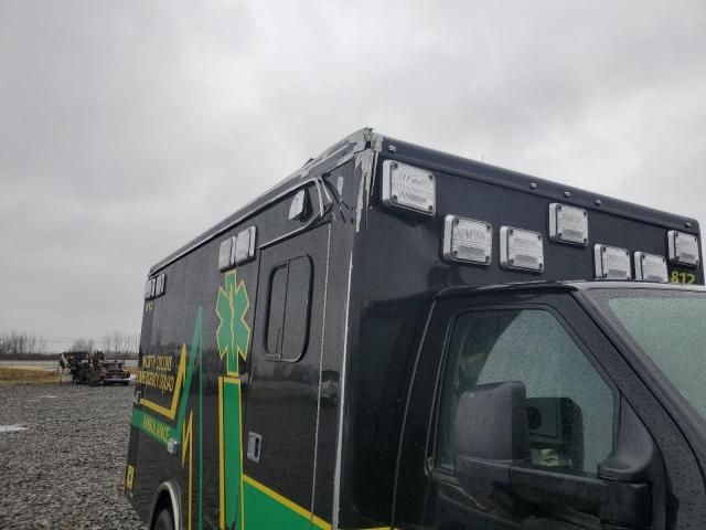 2013 Ford Econoline E450 Super Duty Cutaway Van