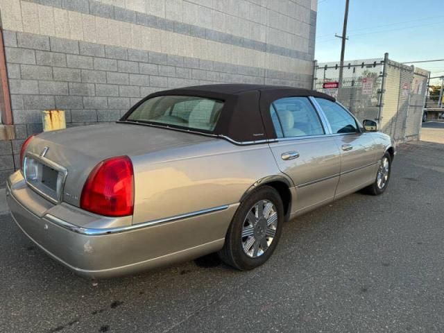 2003 Lincoln Town Car Signature