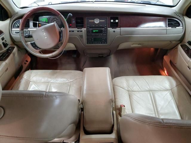 2005 Lincoln Town Car Signature Limited