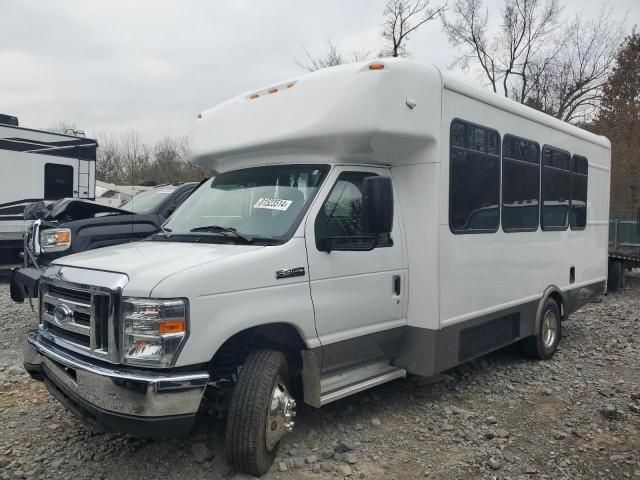 2018 Ford Econoline E450 Super Duty Cutaway Van