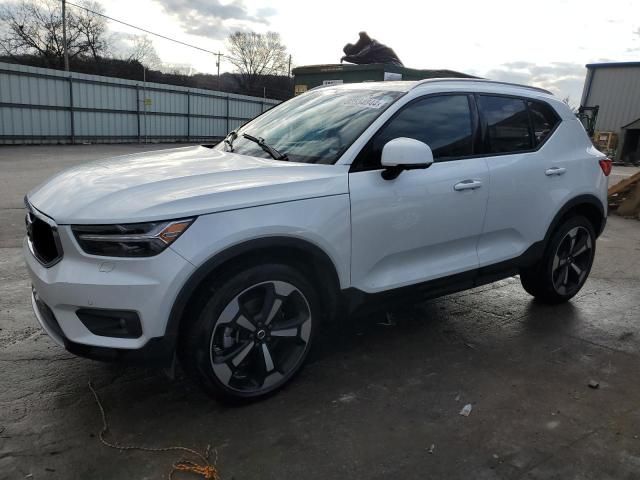 2022 Volvo XC40 T5 Momentum