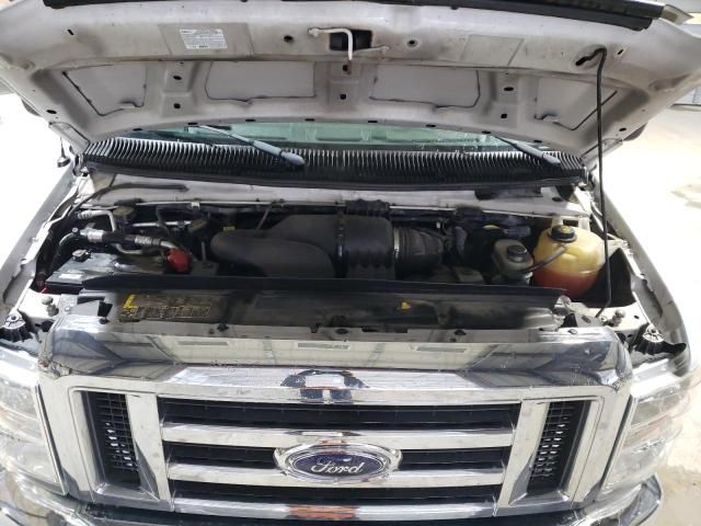 2014 Ford Econoline E350 Super Duty Cutaway Van