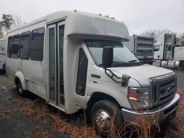 2013 Ford Econoline E350 Super Duty Cutaway Van