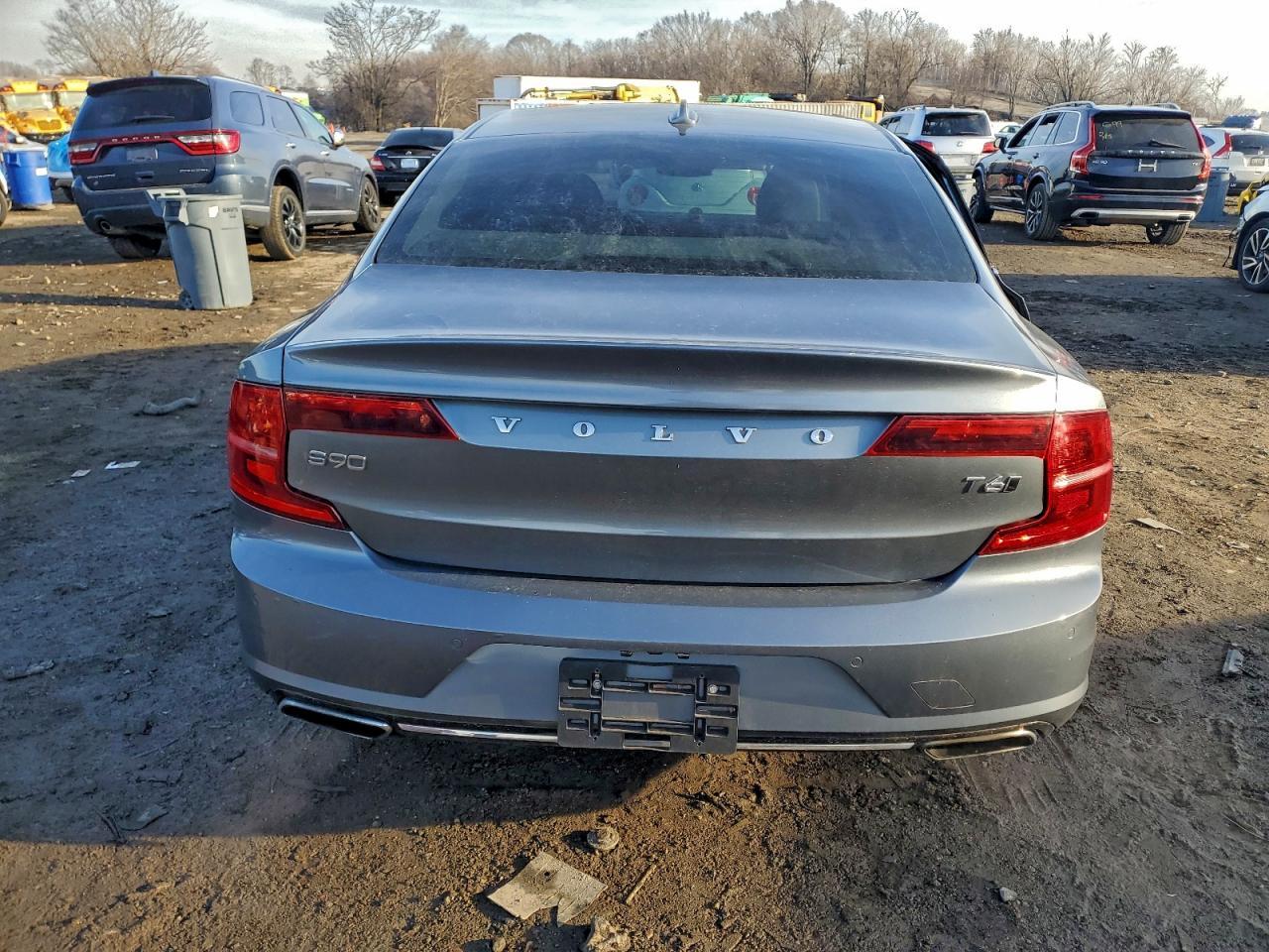 2017 Volvo S90 T6 Momentum