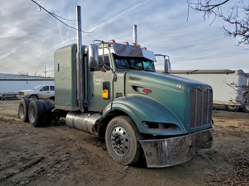 2010 Peterbilt 384 Semi Truck