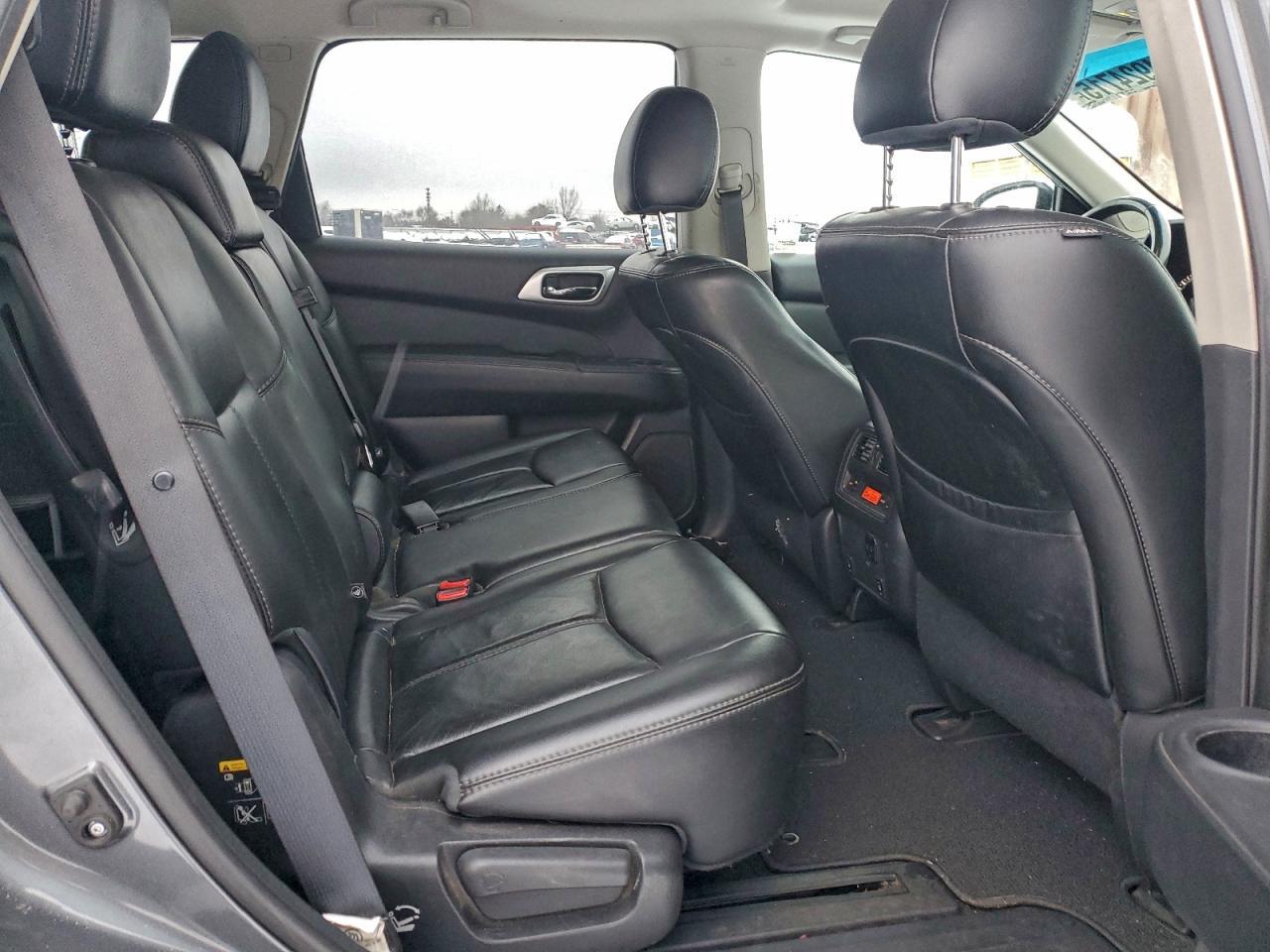 2016 Nissan Pathfinder sl