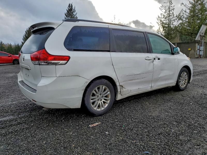2012 Toyota Sienna se 8-passenger