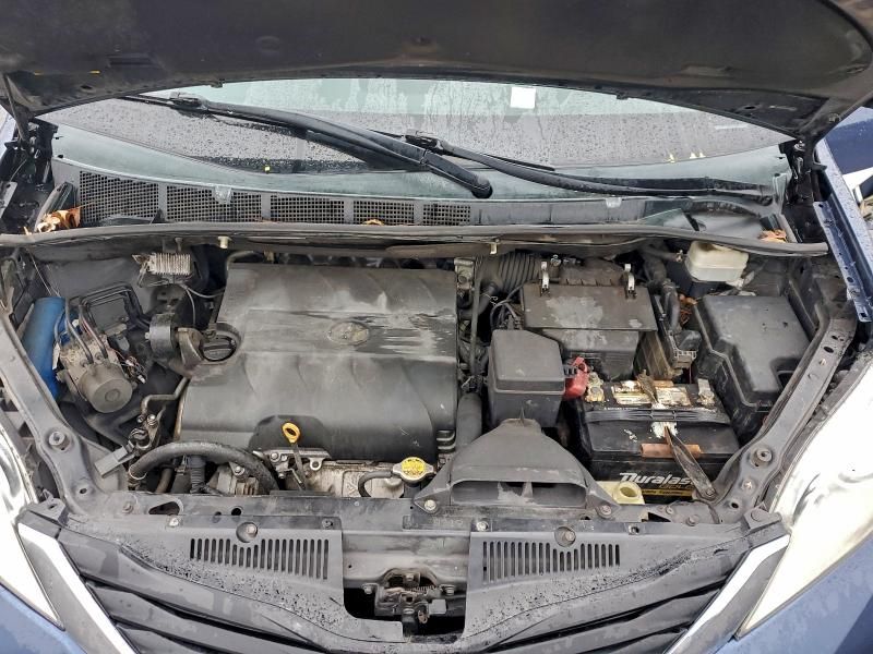 2013 Toyota Sienna le