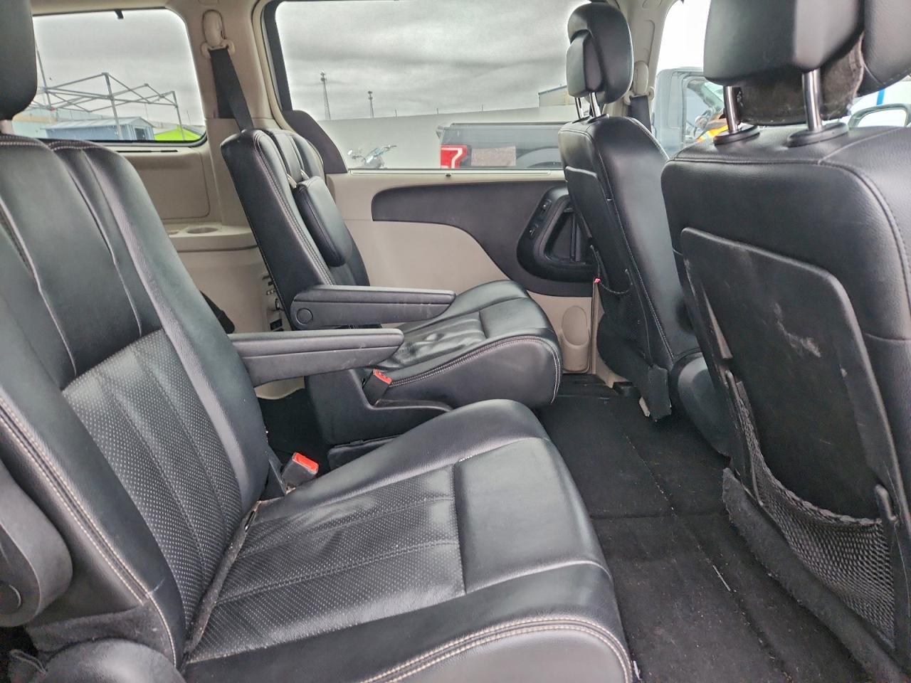 2014 Chrysler Town & Country Touring l