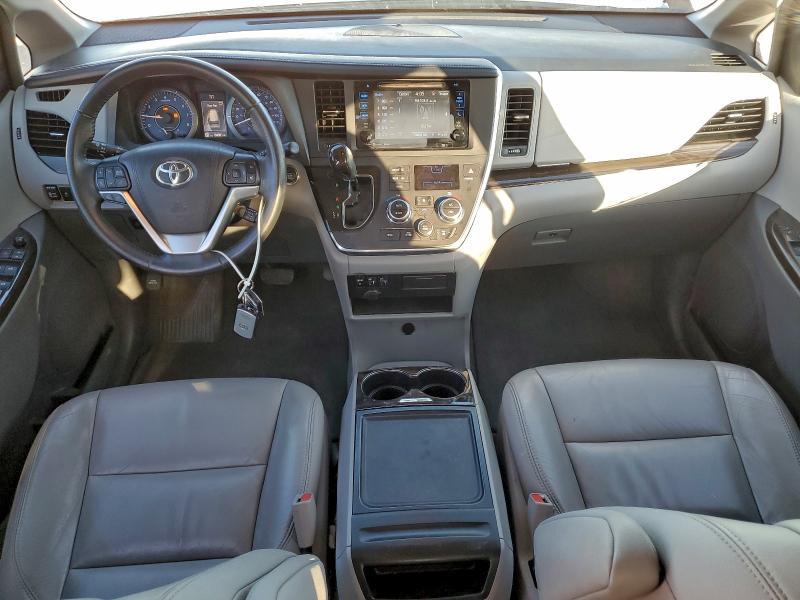 2017 Toyota Sienna xle Premium 8-passenger