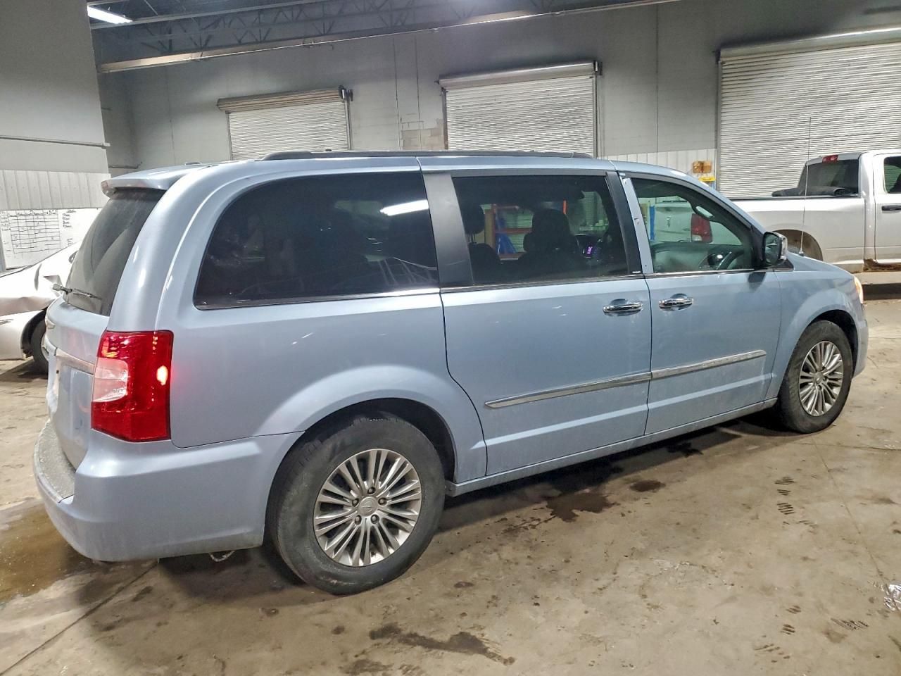 2013 Chrysler Town & Country Touring l