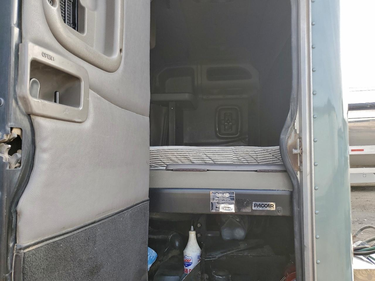 2010 Peterbilt 384 Semi Truck