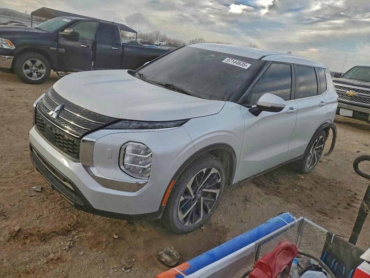 2022 Mitsubishi Outlander es