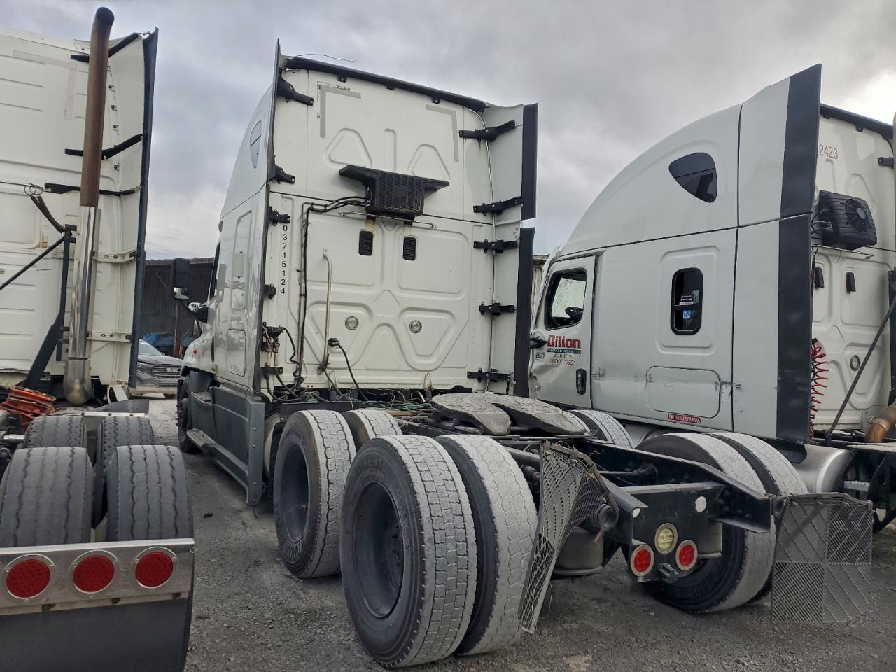 2015 Freightliner Cascadia Semi Truck
