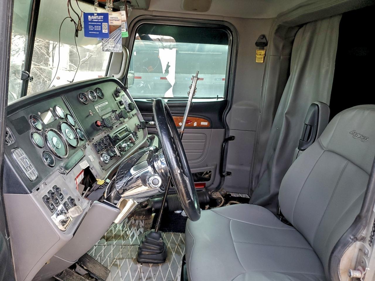 2010 Peterbilt 384 Semi Truck