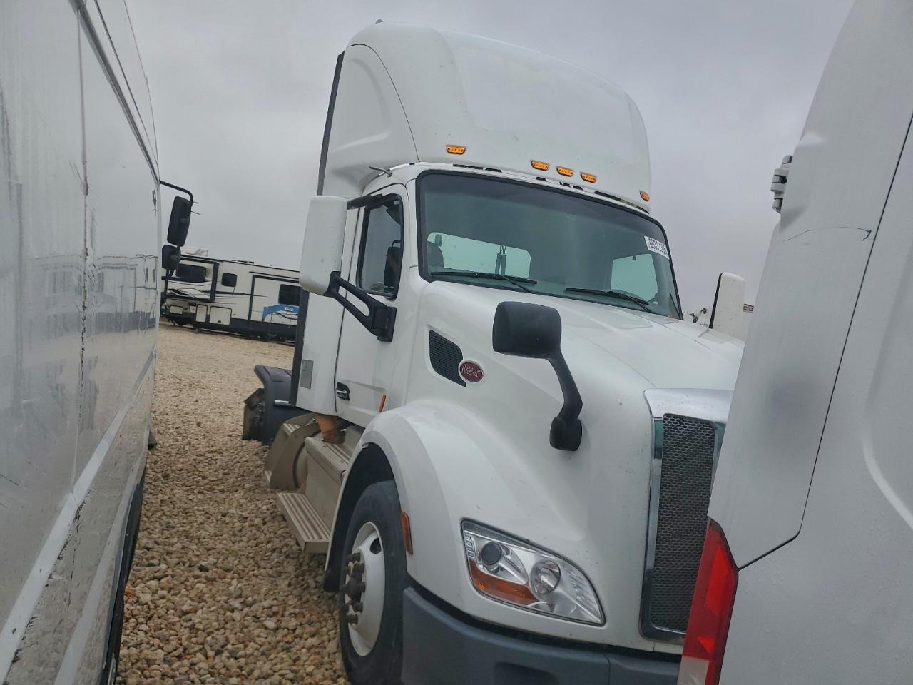 2018 Peterbilt 579 Semi Truck