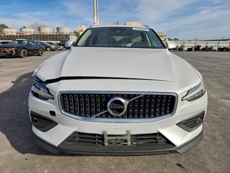 2021 Volvo V60 Cross Country T5 Momentum