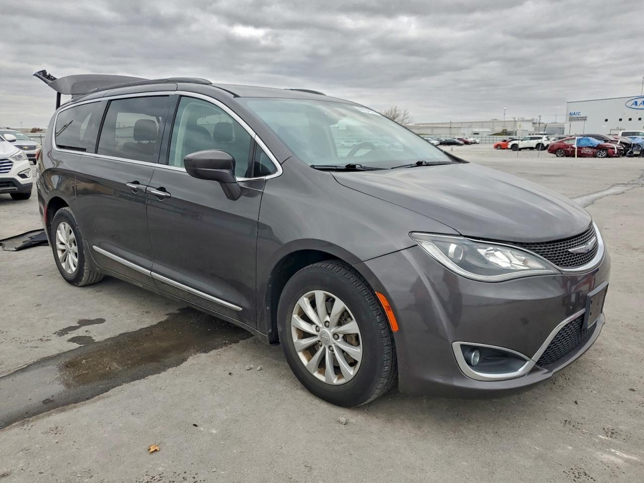 2017 Chrysler Pacifica Touring l