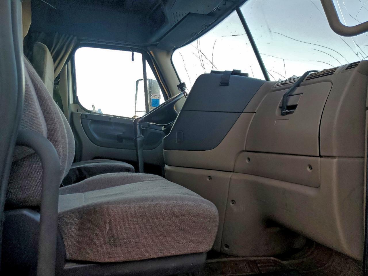 2015 Freightliner Cascadia Semi Truck