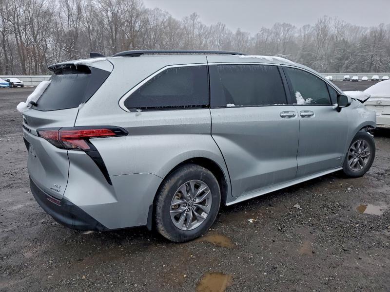 2021 Toyota Sienna xle