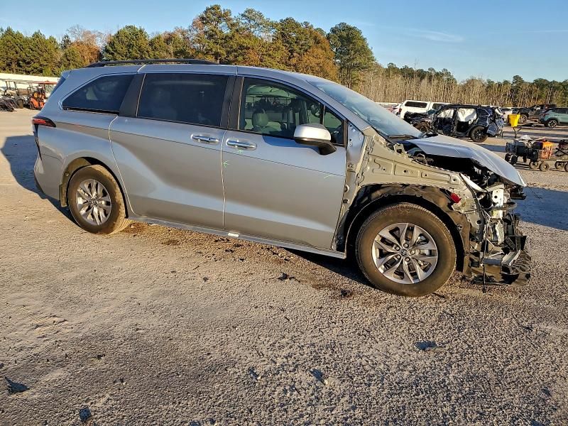 2025 Toyota Sienna xle