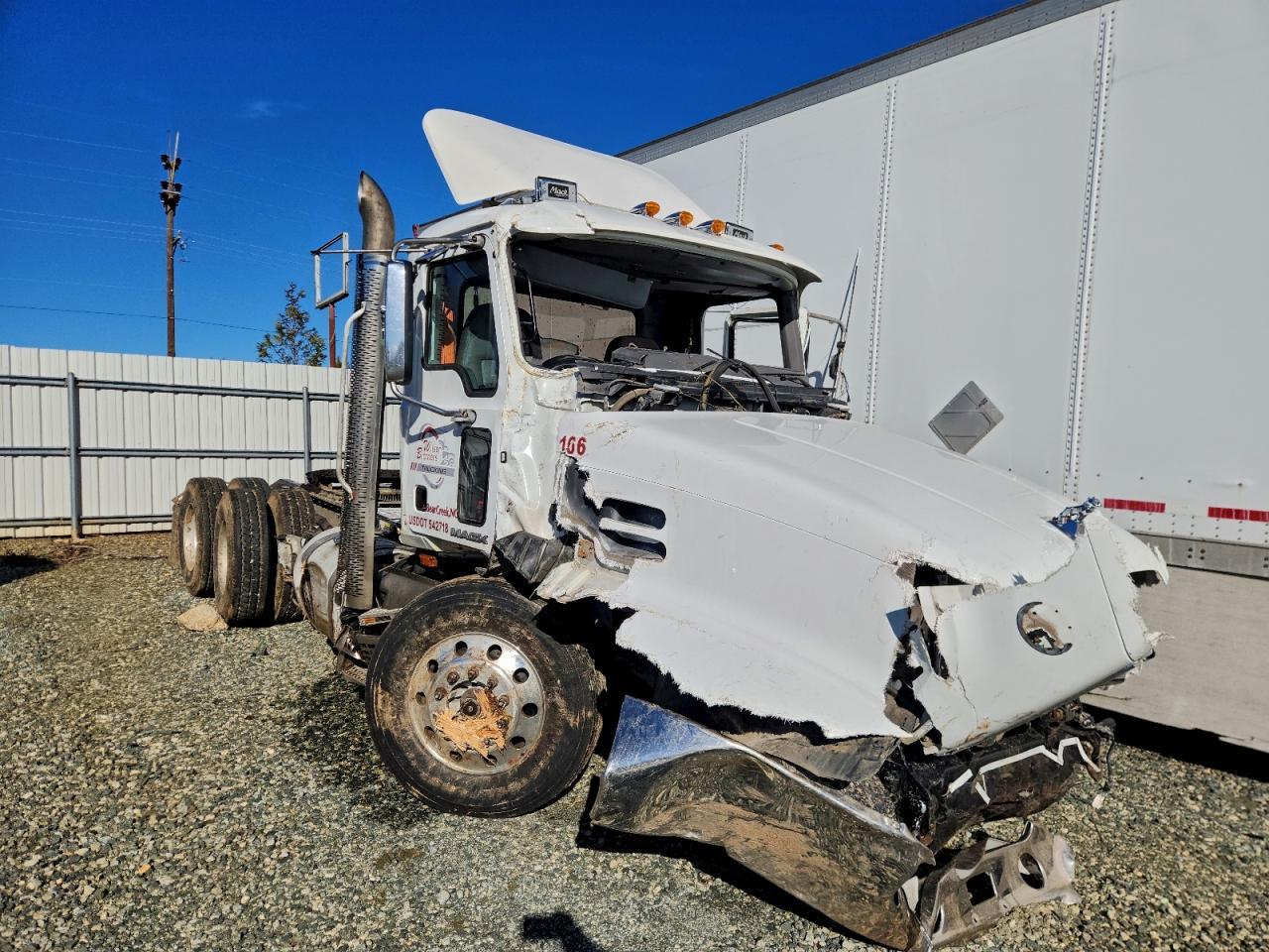 2018 Mack CXU613 Semi Truck