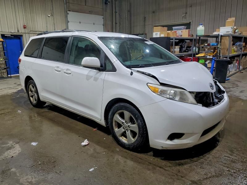 2013 Toyota Sienna le