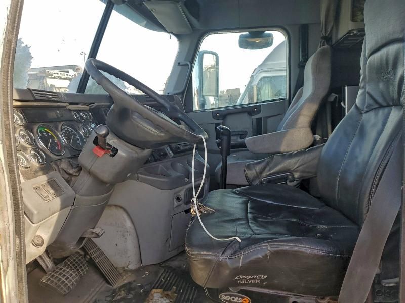 2013 Freightliner Columbia Semi Truck