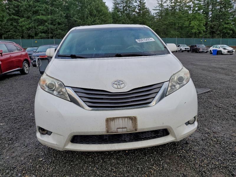 2012 Toyota Sienna se 8-passenger