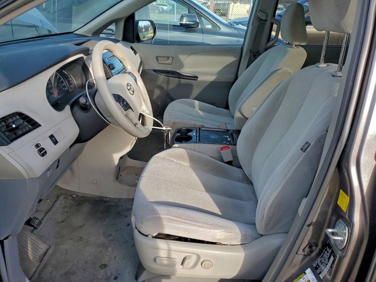 2011 Toyota Sienna le
