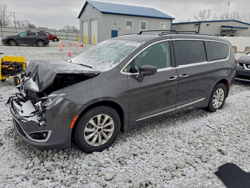 2017 Chrysler Pacifica Touring l