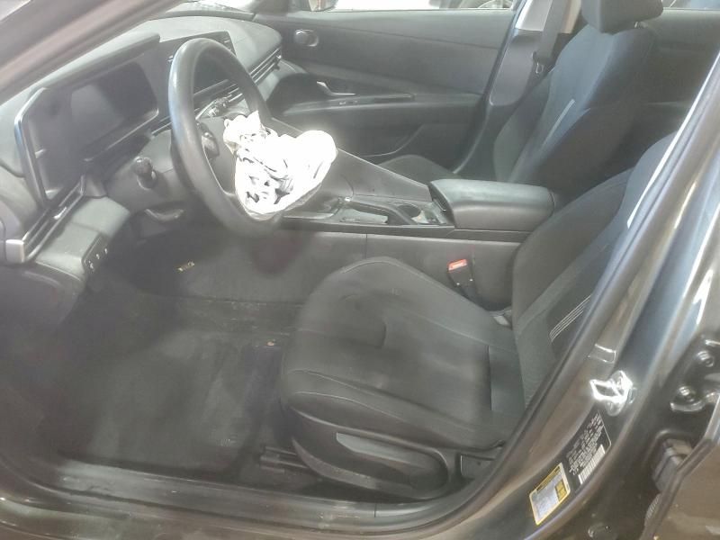 2025 Hyundai Elantra se