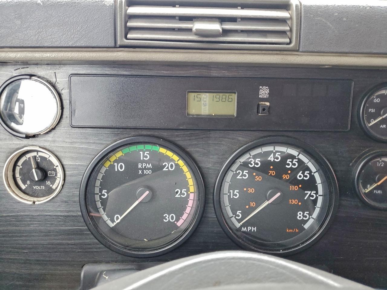 2005 Freightliner Columbia 120 Semi Truck
