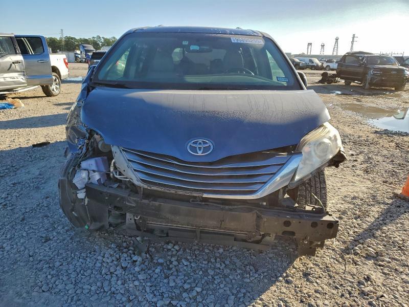 2017 Toyota Sienna xle 8-passenger