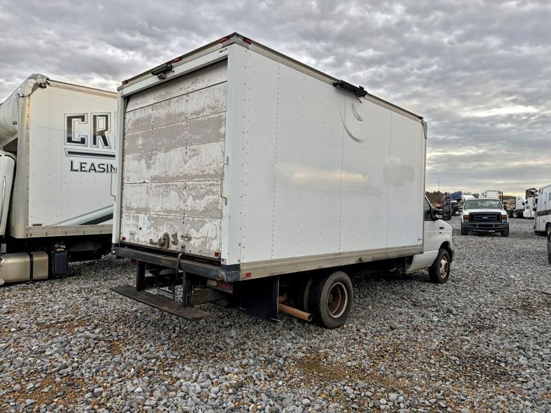 2013 Ford Econoline E350 Super Duty Cutaway Van