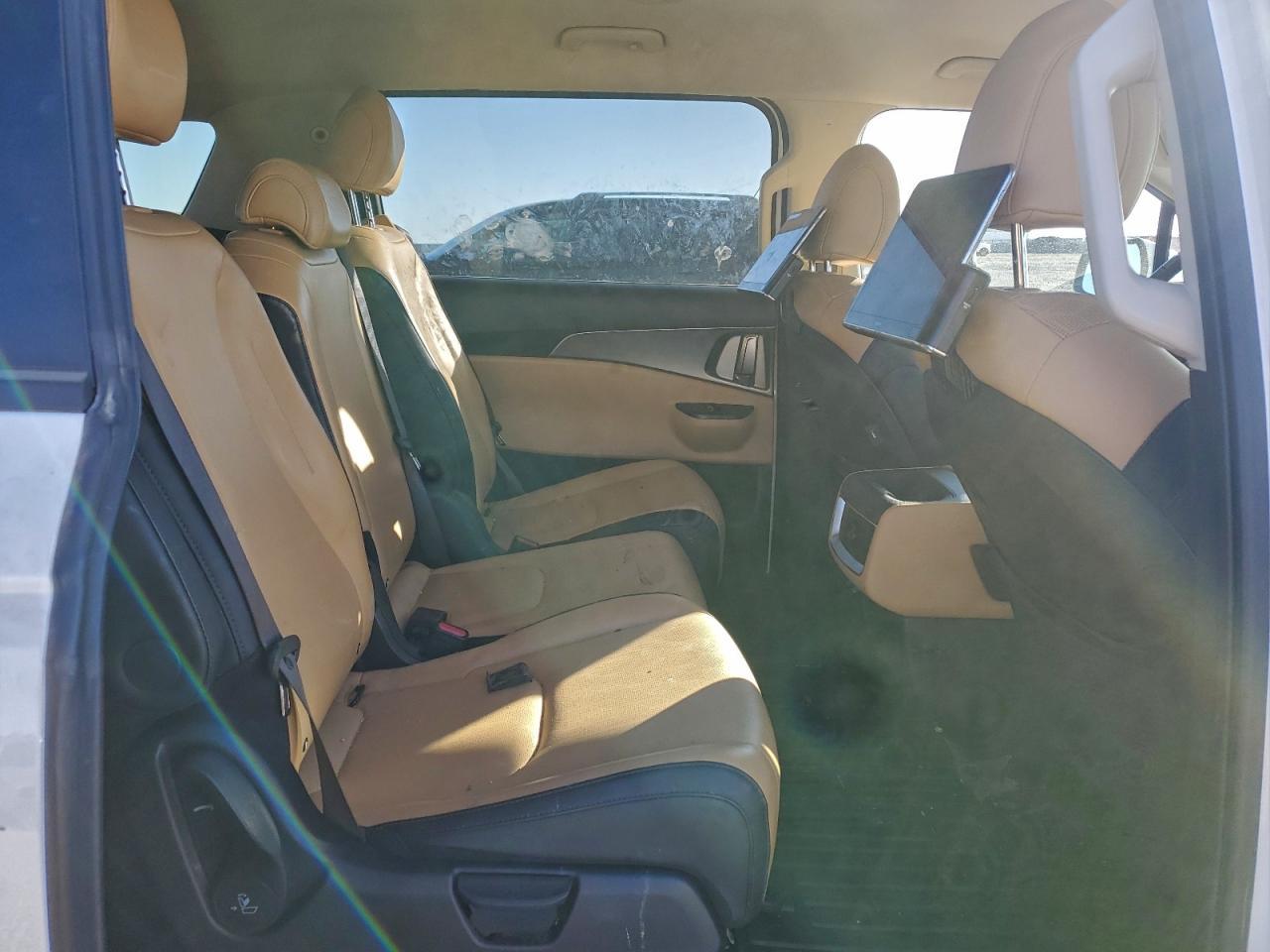 2023 KIA Carnival lx