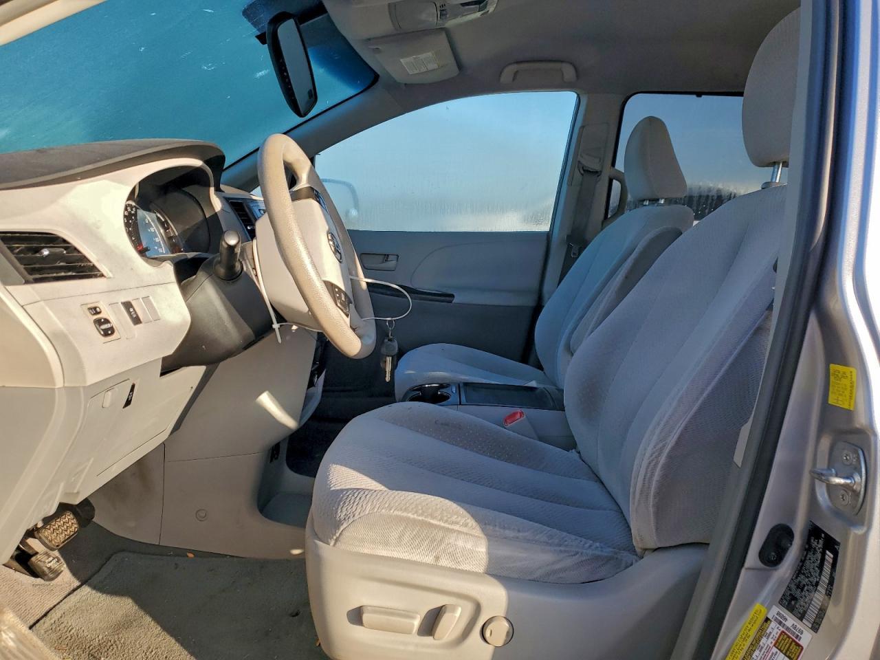 2011 Toyota Sienna le