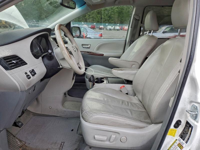 2012 Toyota Sienna se 8-passenger