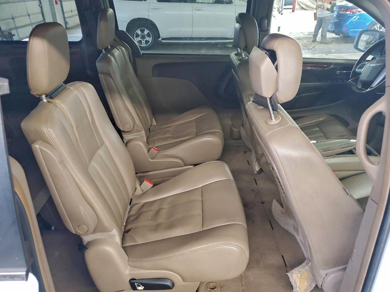 2014 Chrysler Town & Country Touring l