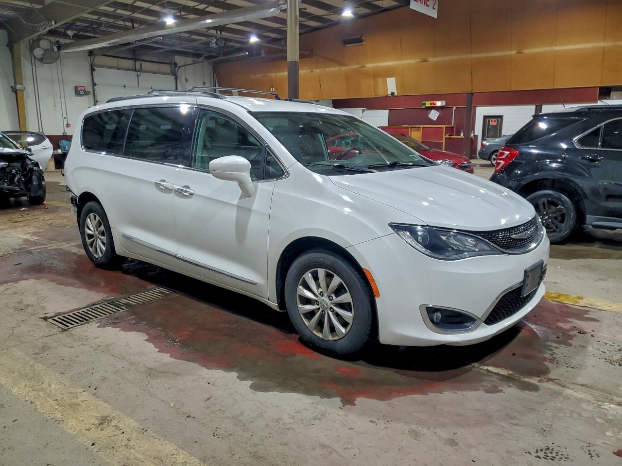 2017 Chrysler Pacifica Touring l