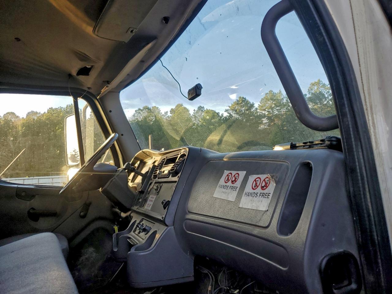 2017 Freigliner 2017 Freightliner Business Class M2 BOX Truck