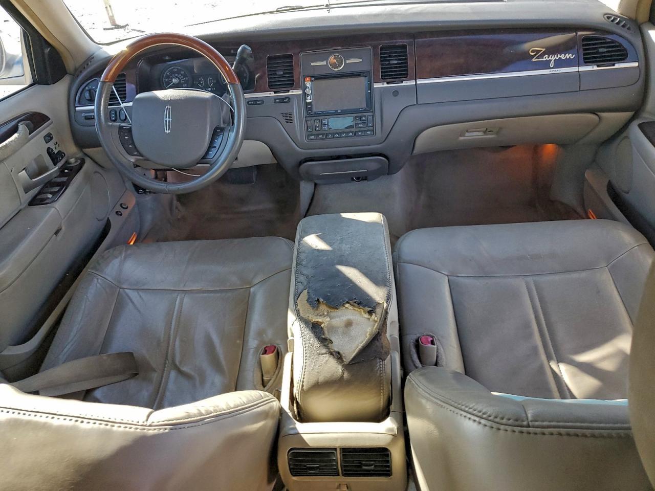2011 Lincoln Town car Signature Limited