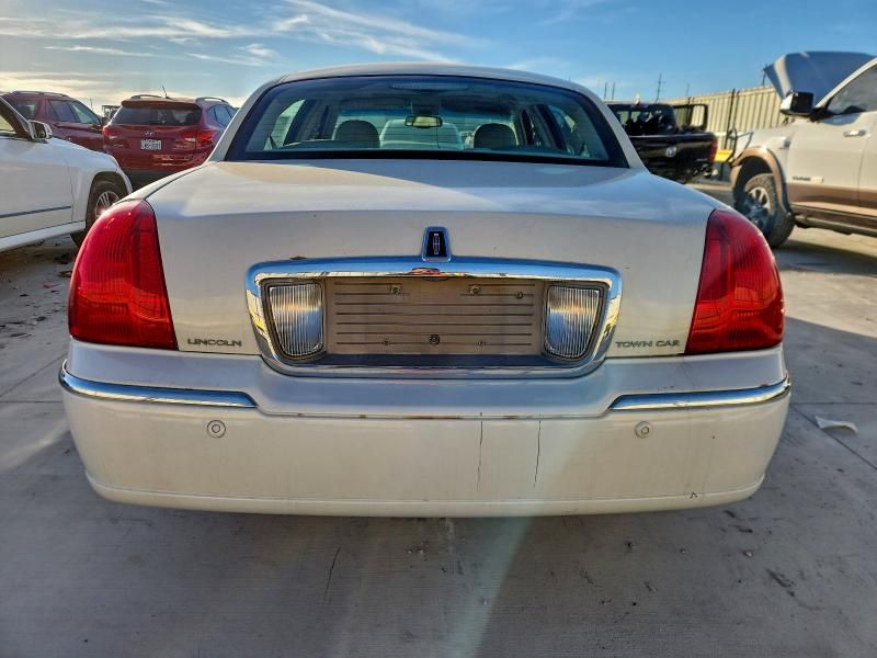 2005 Lincoln Town car Signature Limited