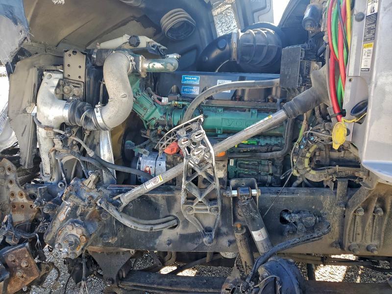 2014 Volv O VNL Semi Truck