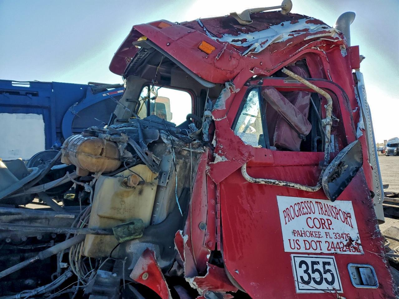 2004 Freightliner Columbia 120 Semi Truck