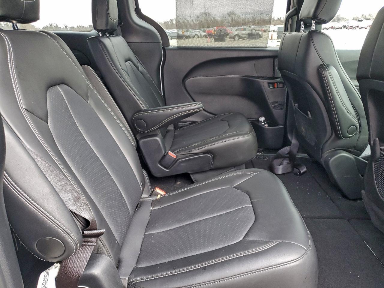 2025 Chrysler Voyager lx