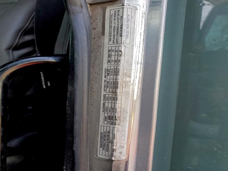 2010 Peterbilt 384 Semi Truck