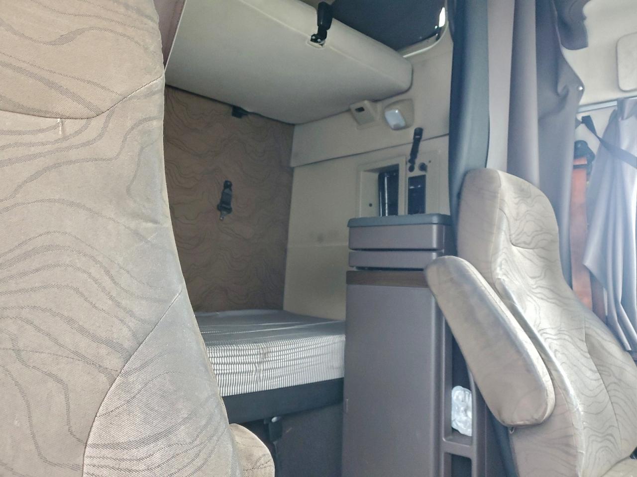 2018 Volvo VNL Semi Truck