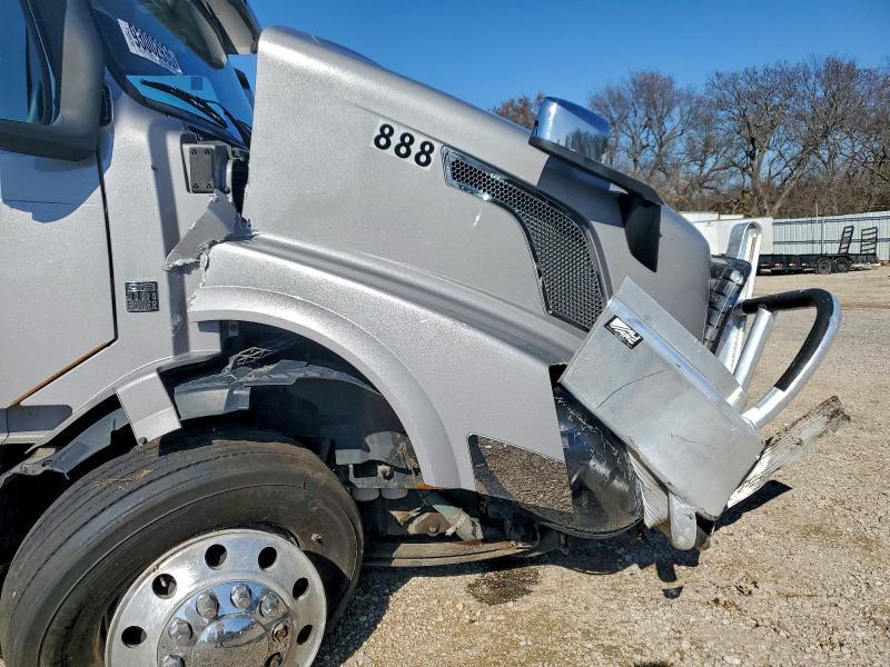 2014 Volv O VNL Semi Truck
